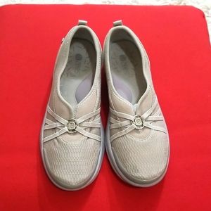 BZEES SHOES taupe colored size 10